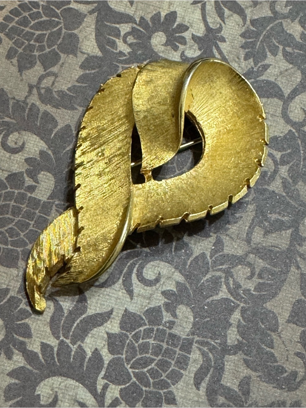 VINTAGE GOLD TONE FEATHERS BROOCH